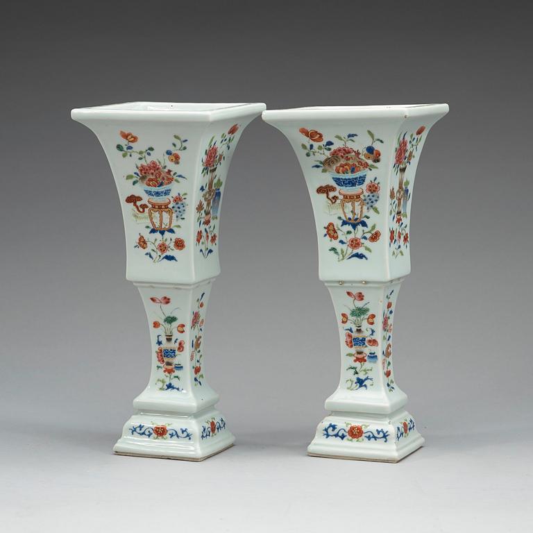 TEMPELVASER, ett par, porslin. Sen Qianlong / Jiaqing, omkring år 1800.