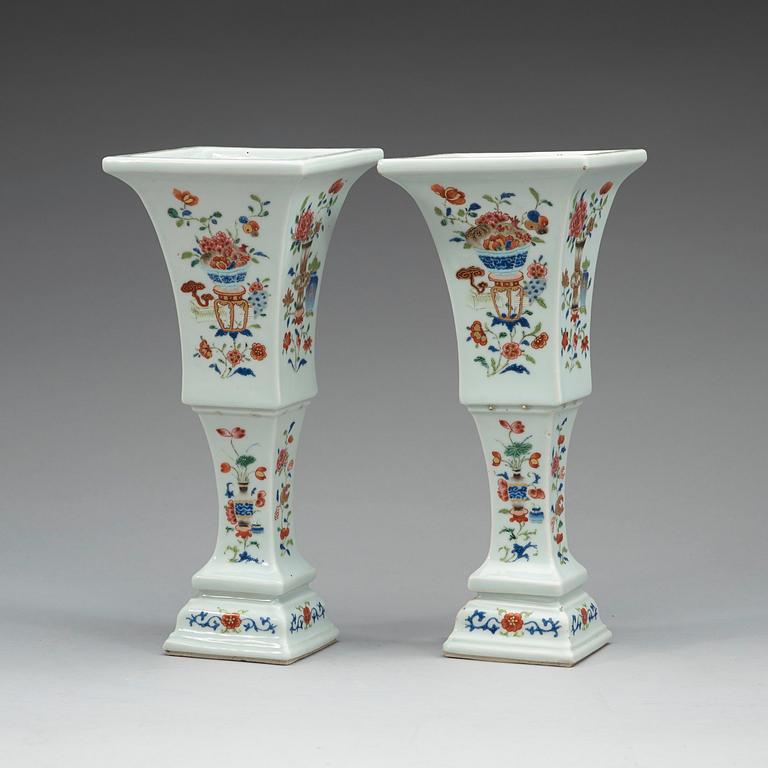 A pair of square, famille rose temple vases, Qianlong / Jaiqing, about year 1800.