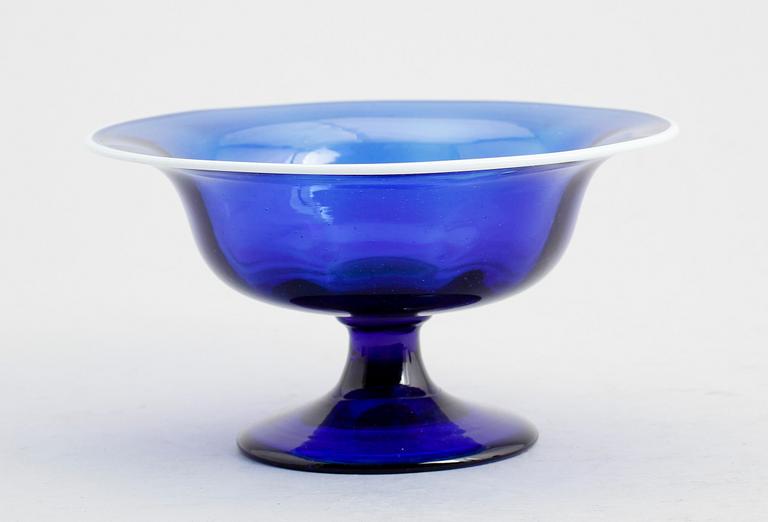 SKÅL PÅ FOT, blått glas, Göteborgs Glasbruk, 1800-tal.