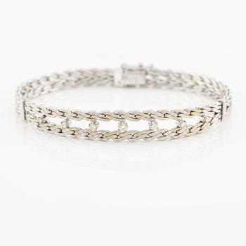 Bracelet in 18K white gold with round brilliant-cut diamonds.