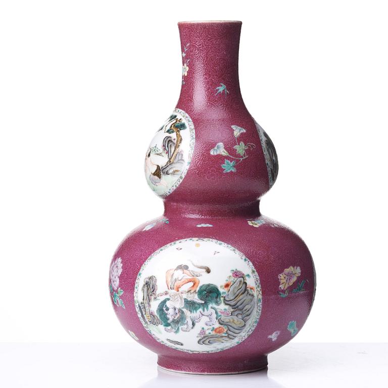 A Chinese vase, 20th Century, presumably republic.