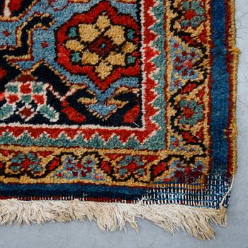 A carpet, semi-antique Heriz 467 x 347 cm.