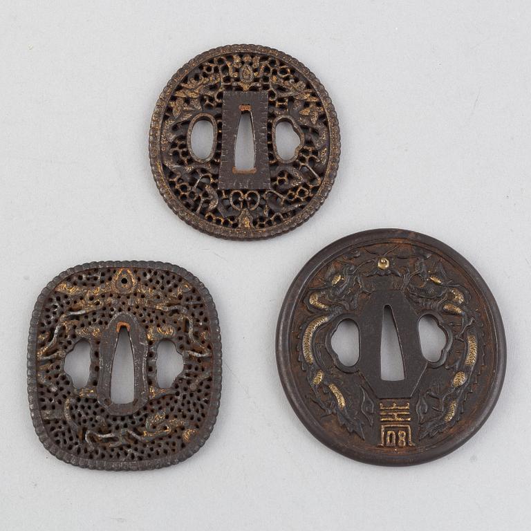 Tsuba, tre stycken, mumei, Japan 1800-tal.