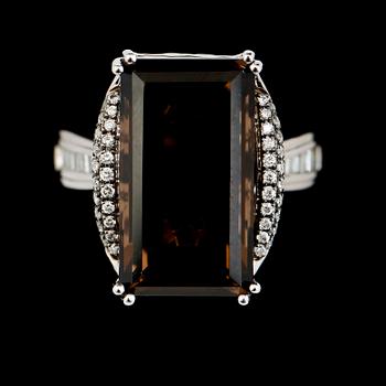 RING, 14K vitguld, röktopas samt diamanter.