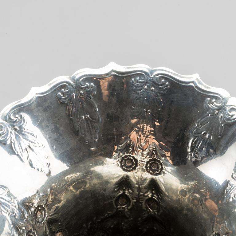 A SILVER VASE FROM SHEFFIELD, England, 19th century, weight ca 490g.