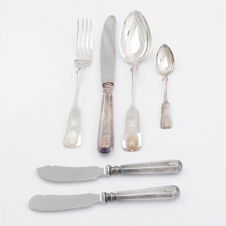 A 38-piece set of silver cutlery, shell motif stem, Auran Kultaseppä, Turku 11951-57. In cutlery box.