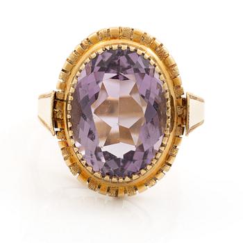 Ring, 14K gold with oval-cut amethyst.