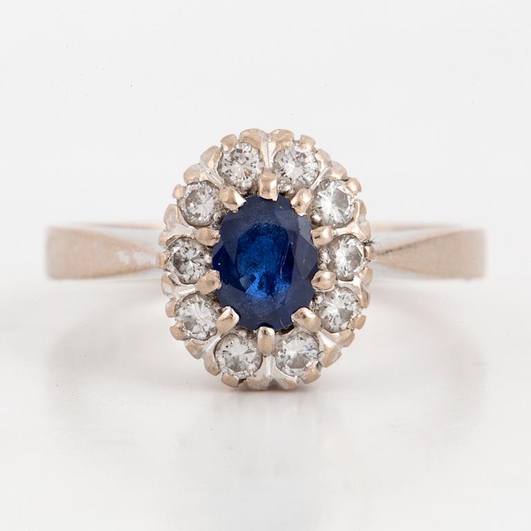 RING, med safir och briljantslipade diamanter.