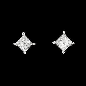 1188. ÖRHÄNGEN, vardera prinsesslipad diamant, ca 0.15 ct.