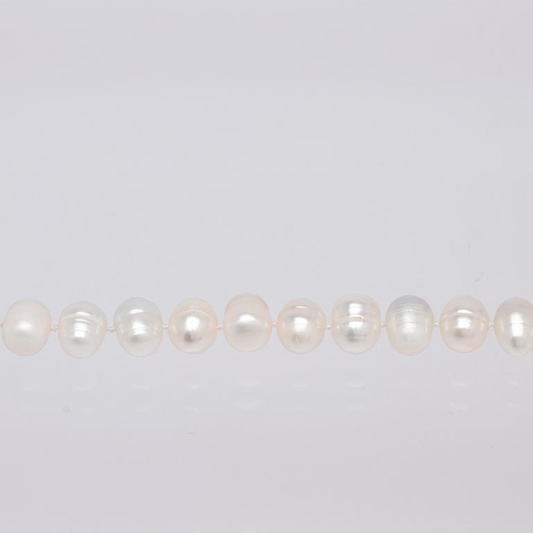 Necklace, cultured freshwater pearls and clasp 14K gold.