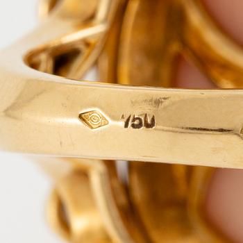 An 18K gold and coral Cartier ring set with round brilliant-cut diamonds.