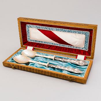 A pair of 19th Century salad servers in silver, mother of pearl and bone. In original wooden box.