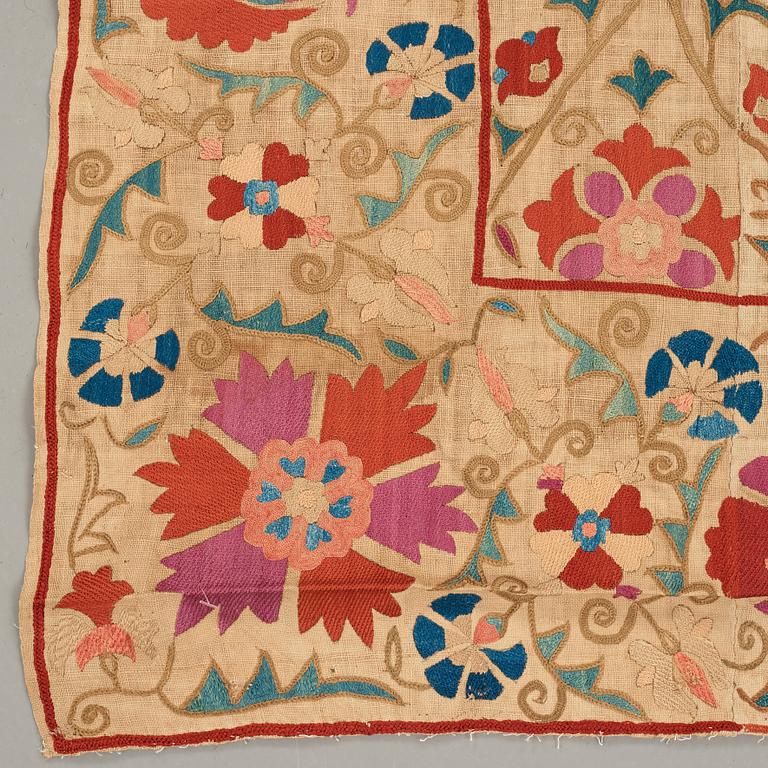 ANTIKT UZBEKISTANSKT SUZANIBRODERI, ca 230,5 x 160 cm.
