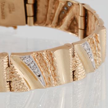 ARMBAND, 18K guld och vitguld med briljantslipade diamanter 0.54 ct, "Vildmark", Carlsen, Sundsvall, 1997. Vikt 41,9 g.