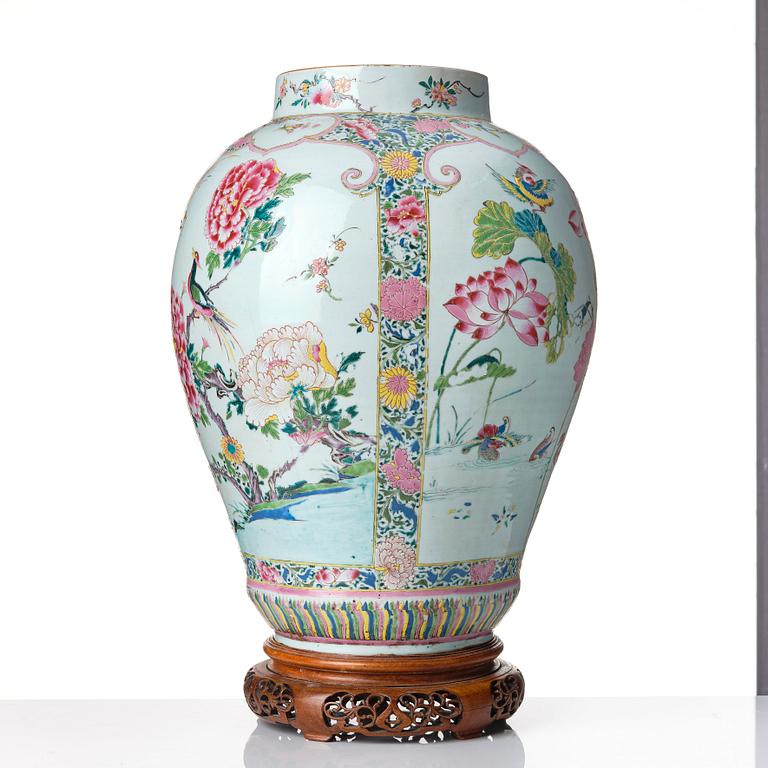 A large famille rose jar, Qing dynasty, Qianlong (1736-95).