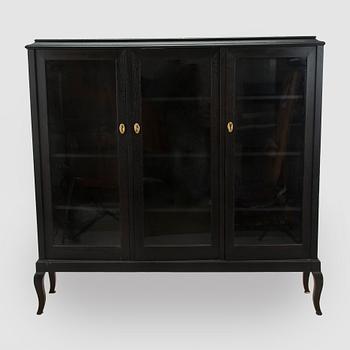 Vitrinskåp, 1900-talets första hälft.