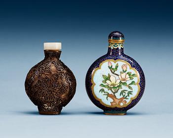 1379. SNUSFLASKOR, två stycken, cloisonne resp metall. Qing dynasty.
