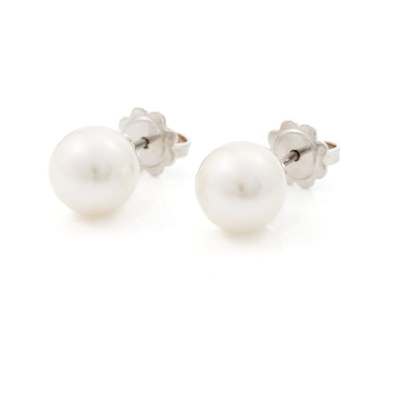 Earrings in 18K white gold with cultured freshwater pearls.