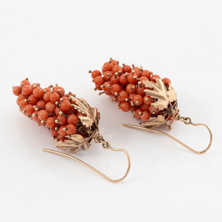 Earrings, with coral in the form of grape clusters.