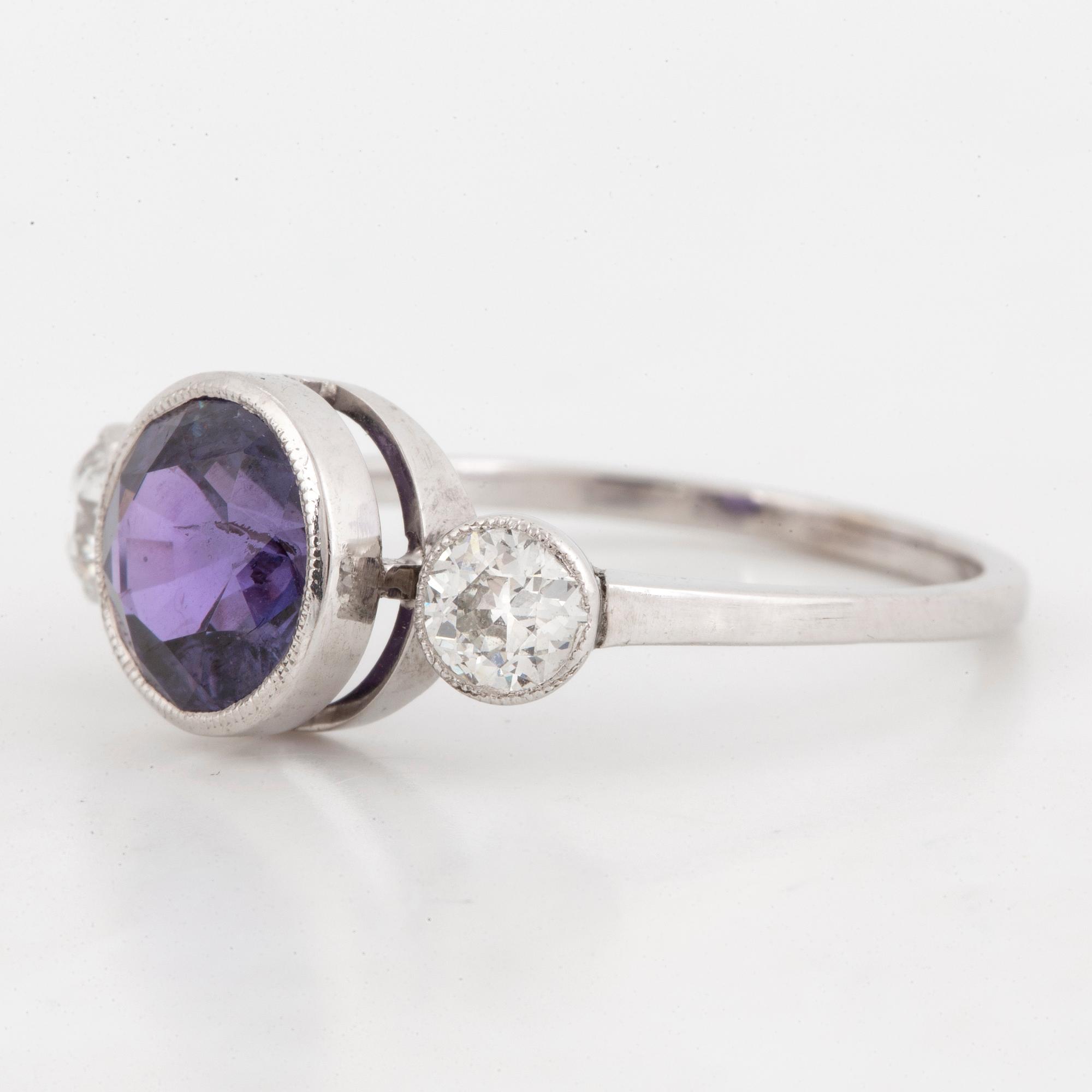 RING, med rund fasettslipad färgväxlande blålila safir och gammalslipade diamanter, med certifikat Gem & Pearl lab.