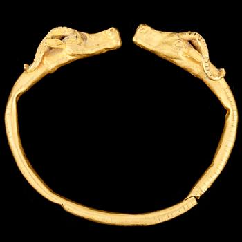 ARMRING, guld, forntida, Medelhavsområdet. Vikt ca 15 gram.