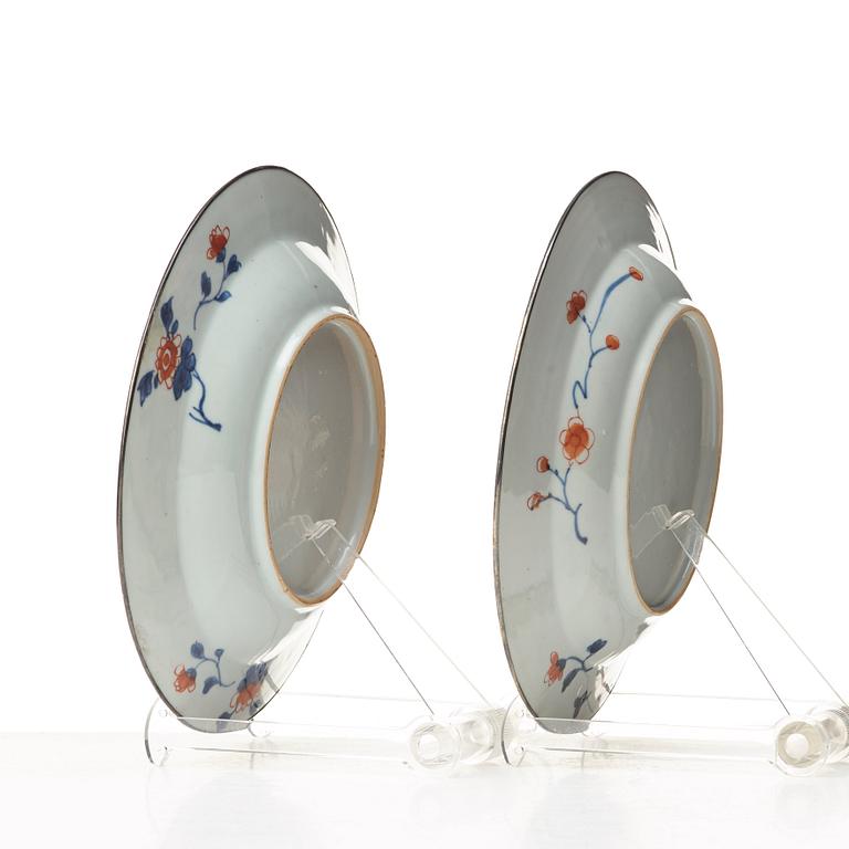 A pair of imari dishes, Qing dynasty, Kangxi (1662-1722).