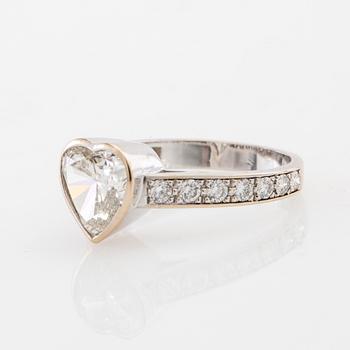 Ring 18K white gold set with a heart-shaped diamond approx. 2.00 ct and round brilliant-cut diamonds.