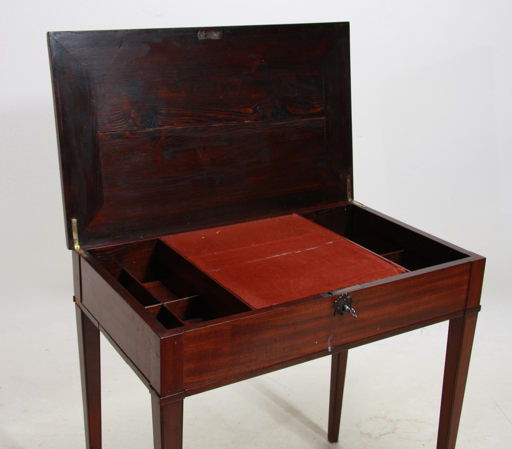 TOILETTEBORD, sengustavianskt, 1800-talets början.