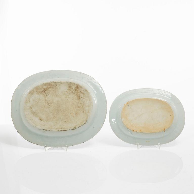 Två serveringsfat, kompaniporslin, Kina, Qingdynastin, Jiaqing (1796-1820).
