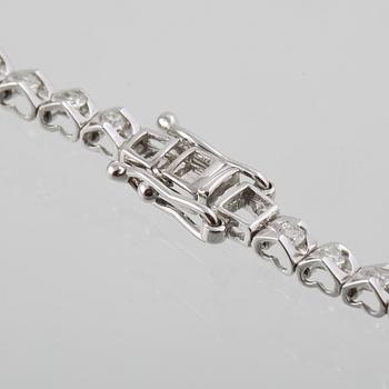 ARMBAND, 18K vitguld med briljantslipade diamanter ca 0.93 ct. Vikt 4,8 gram.