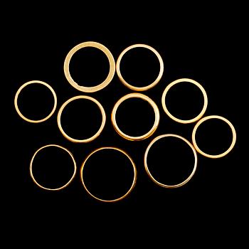 RINGAR, 10 st, 23 k guld, en ring 20 k guld. Vikt ca 59 gram.