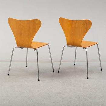 ARNE JACOBSEN, A pair of 'Sjuan' chairs by Arne Jacobsen for Fritz Hansen, Denmark, 2000.