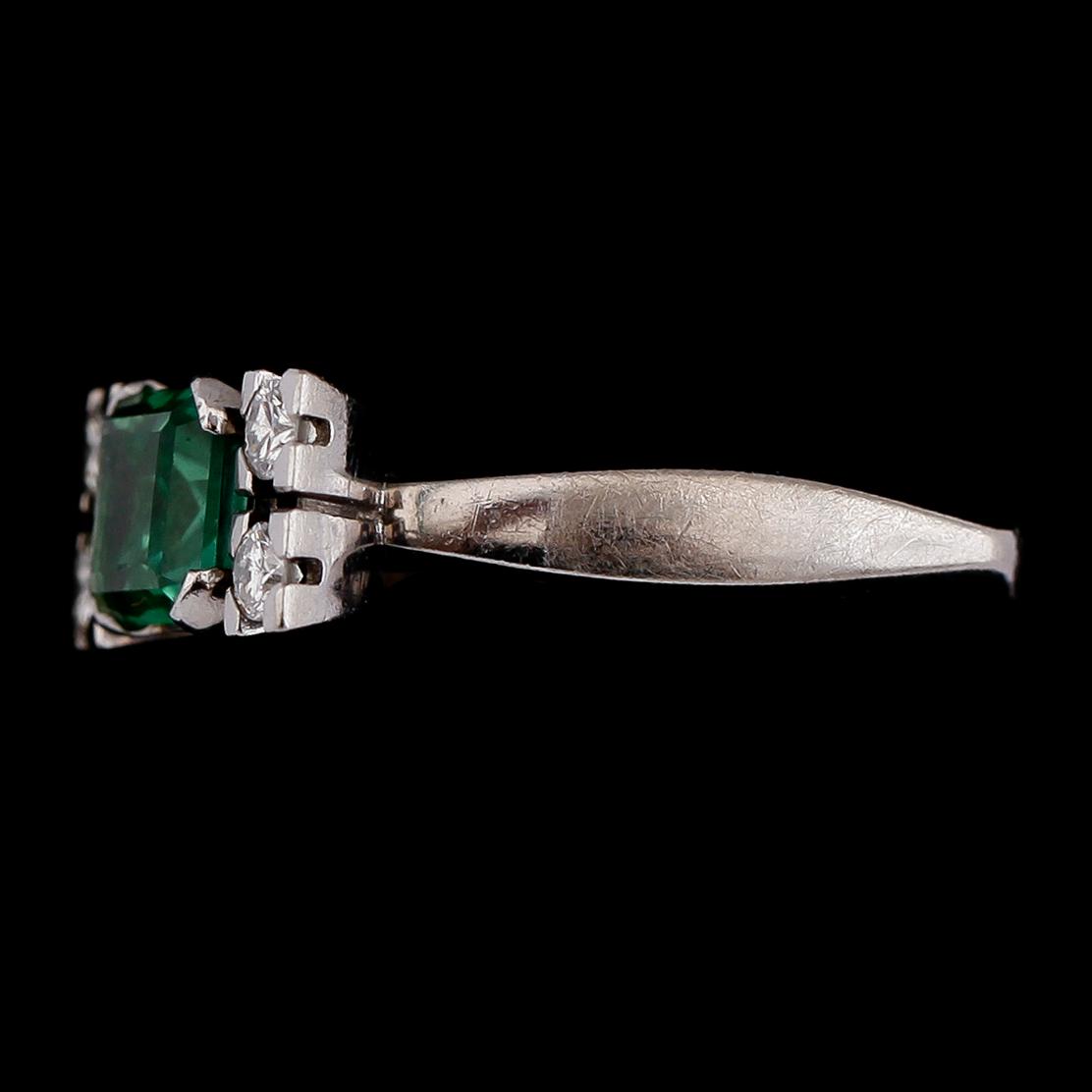 RING, 18 k vitguld, 1976, briljantslipade diamanter och smaragd. Vikt ca 7,8 g.