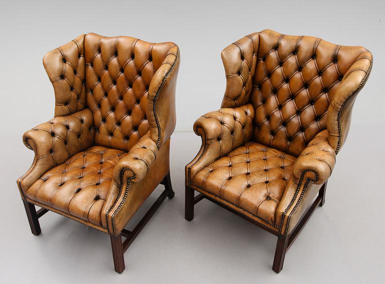 ÖRONLAPPSFÅTÖLJER, 1 par, 1900-talets andra hälft.