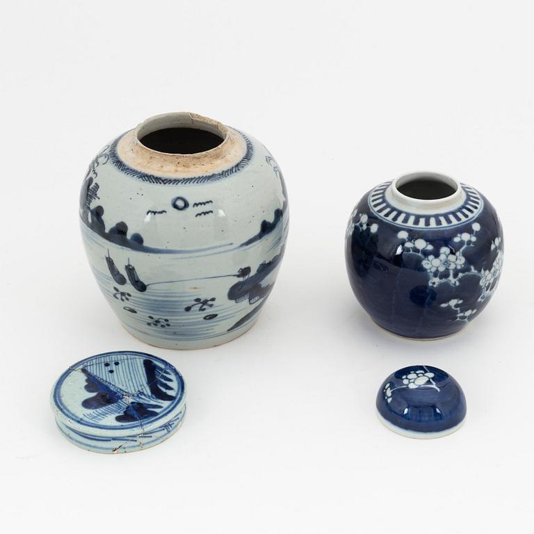 Two Chinese porcelain jars with cover, 19th/20th Century.