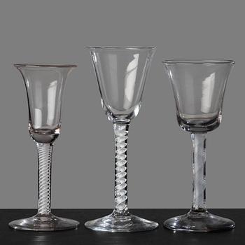 54. GLAS, tre stycken olika. England, 1700-tal.