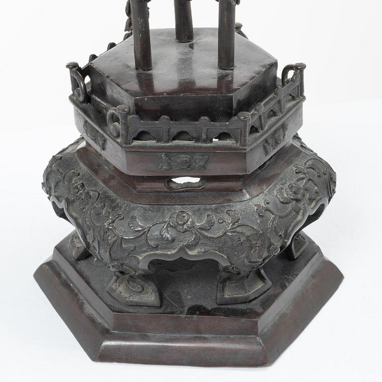 A large Japanese bronze censer, Meiji (1898-1912).