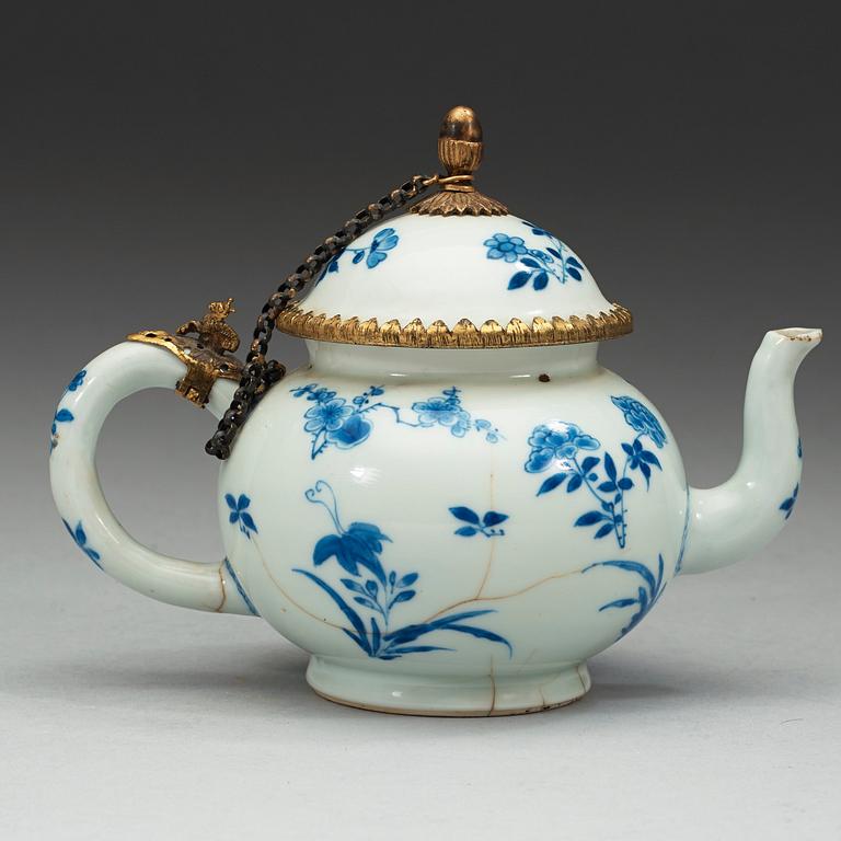A blue and white teapot with cover. Qing dynasty Kangxi 1662-1722. With Kangxis six characters mark.