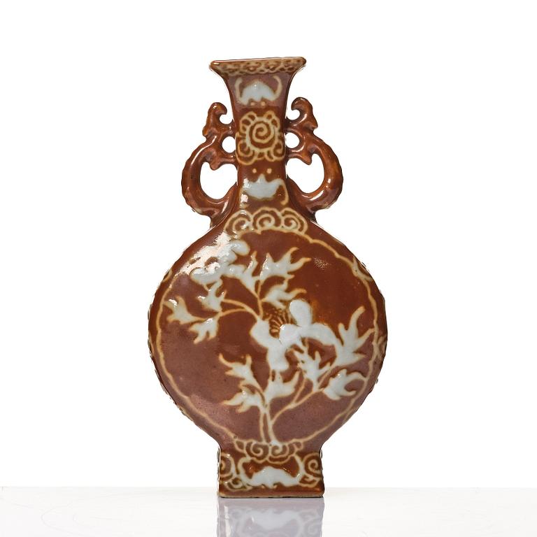 A Chinese slip decorated vase, Qing dynasty, 19th century.