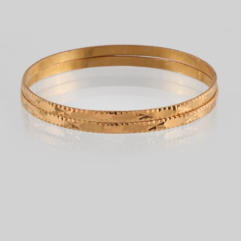 ARMRINGAR, 2 st, 18K guld, utländska stämplar. Vikt 28 gram.