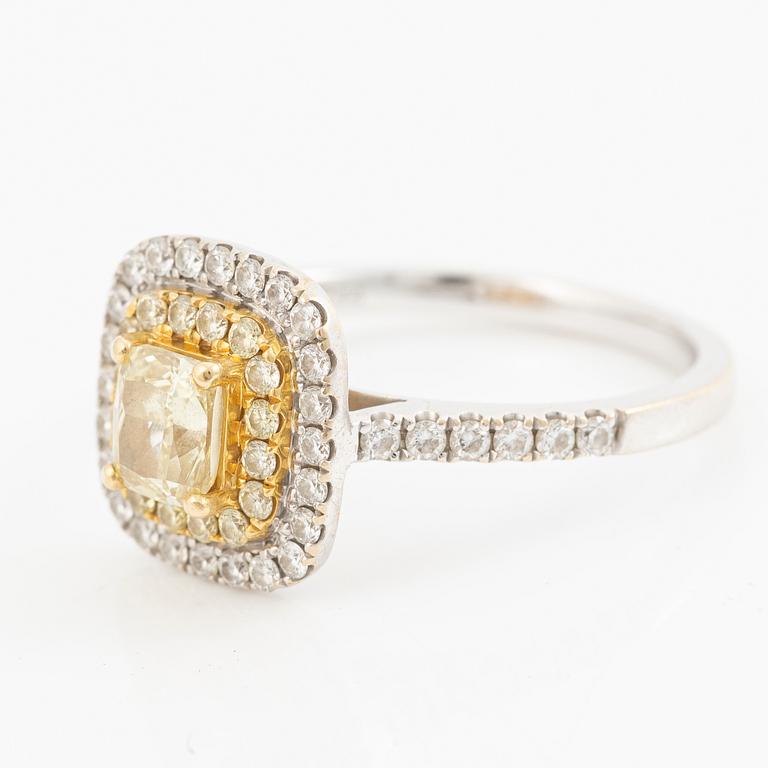 Ring, 18K vitguld med radiantslipad diamant och briljantslipade diamanter.