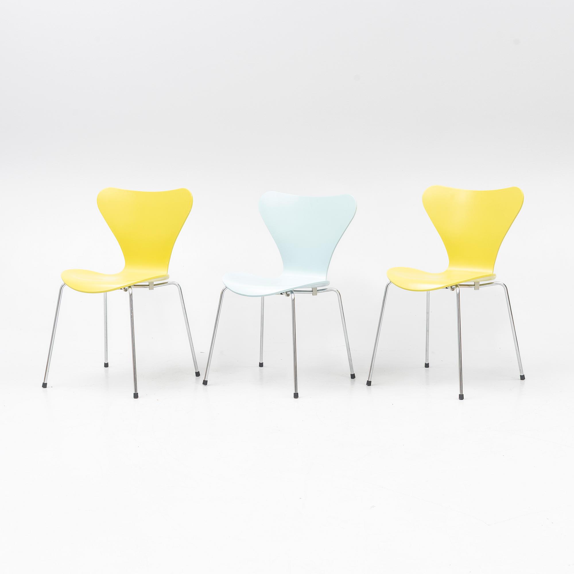Arne Jacobsen, three 'Serie 7' chairs, Fritz Hansen 2005.