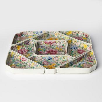 Cabaret i schatull, porslin och trä. Kina, 1900-tal.