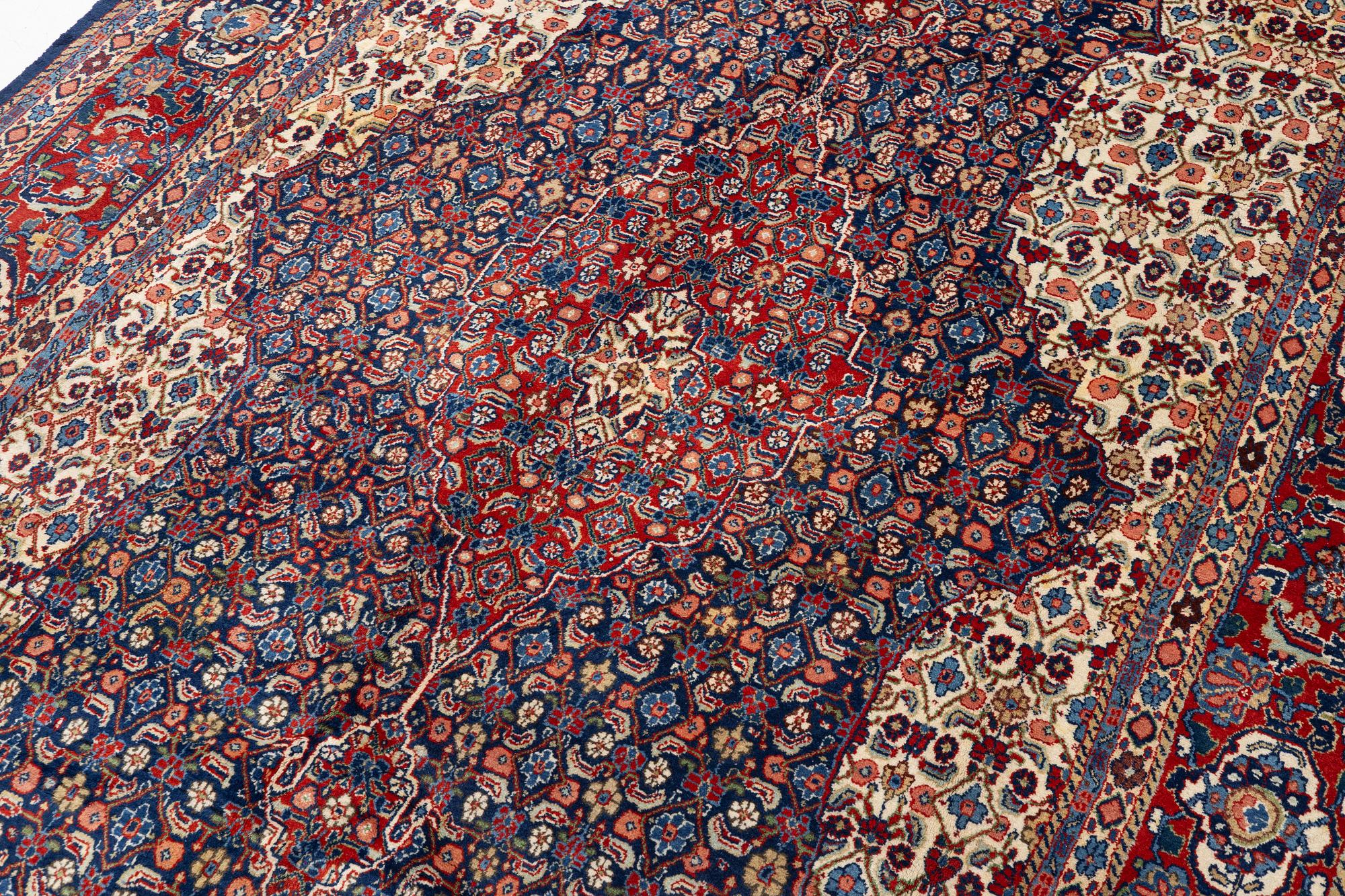 A Sarough carpet, approx. 333 x 210 cm.