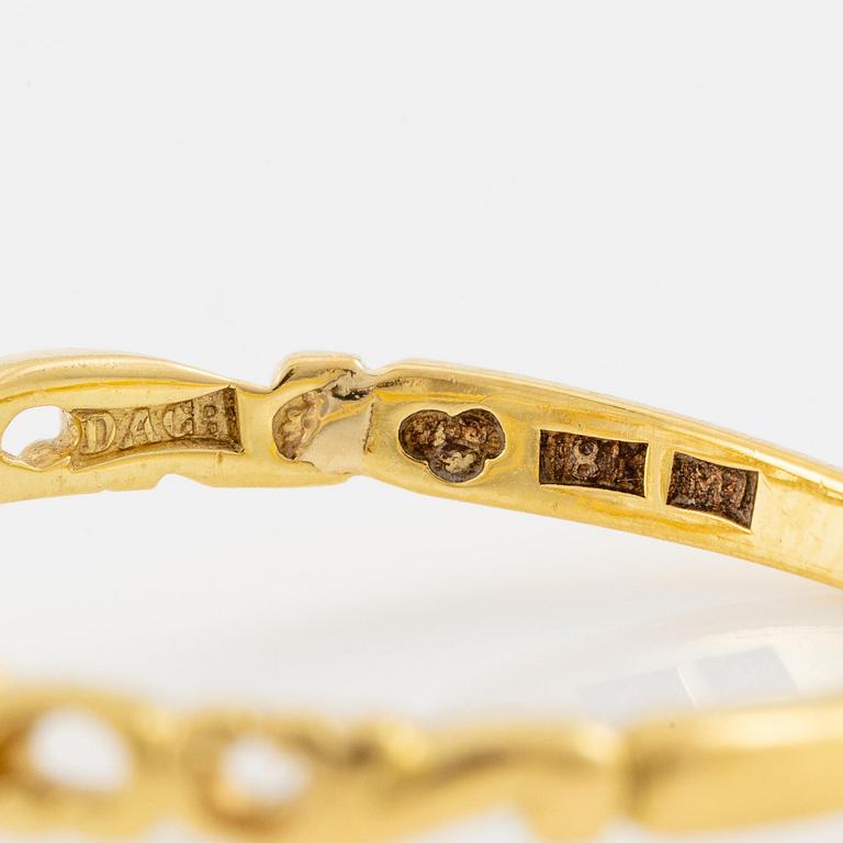 A ring in 18K gold with an old-cut diamond.