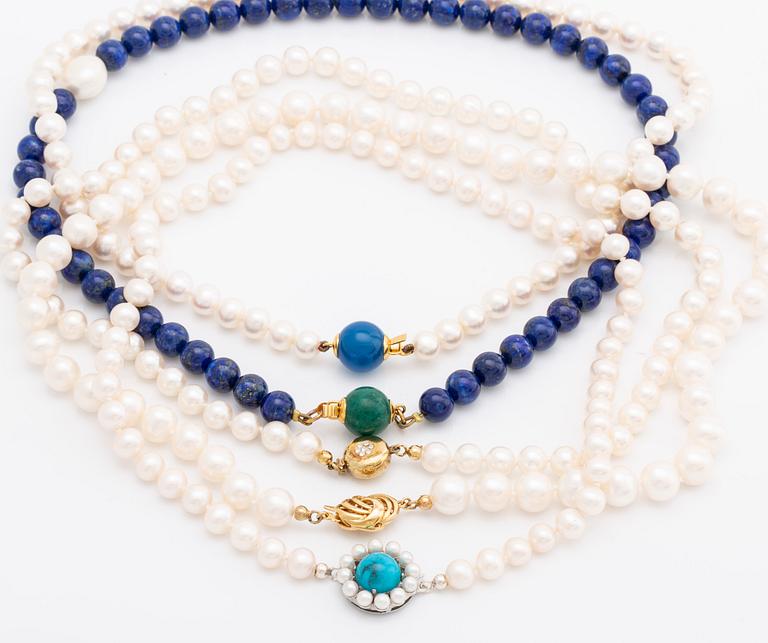 5 necklaces, cultured freshwater pearls approx 7,5-8,5 mm, lapis lazuli beads, 1 clasp 18k gold, 4 silver and metal.