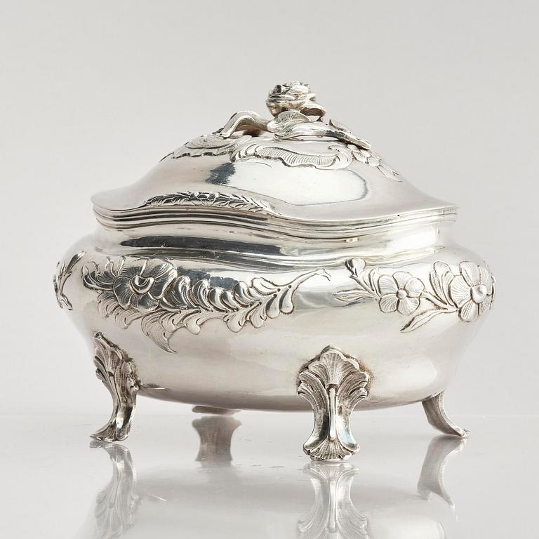 A Swedish 18th century silver sugar-casket, mark of Arvid Castman the younger, Eksjö 1774.