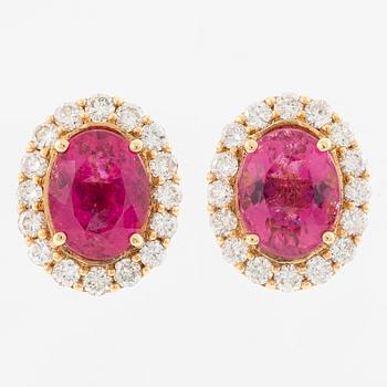 Earrings, a pair, carmosé model, 18K gold with pink tourmalines and brilliant-cut diamonds.