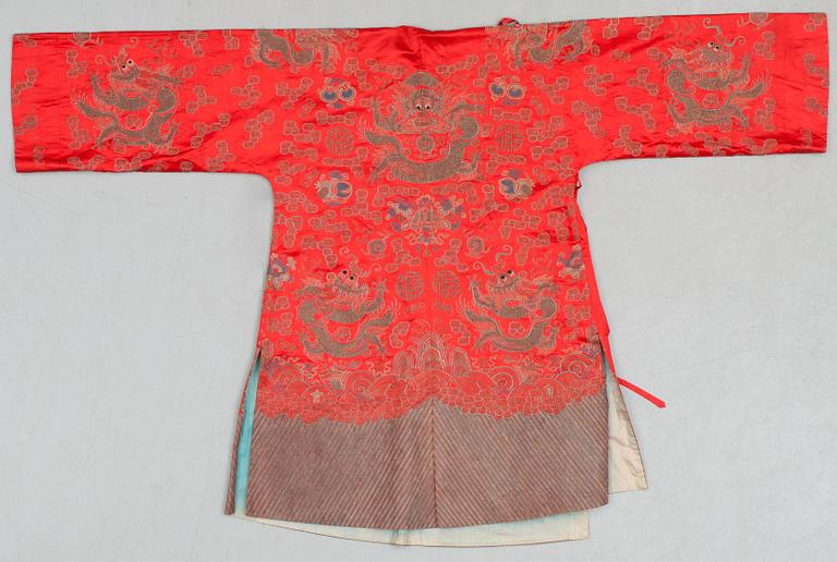 A CHINESE ROBE, silk. Height 101,5 cm. Around 1900.