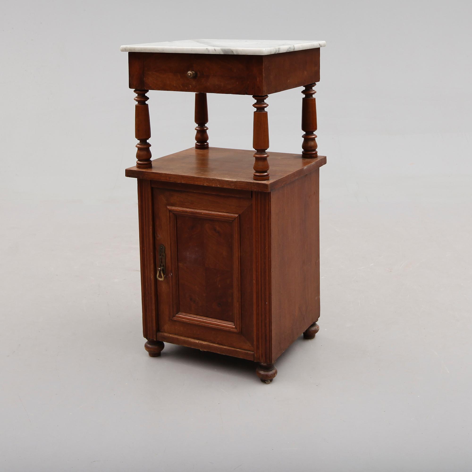 SÄNGBORD, 1800-talets andra hälft.